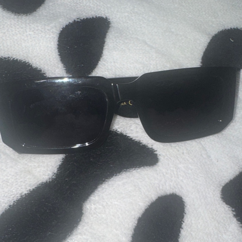 Chic Black Designer Sunglasses